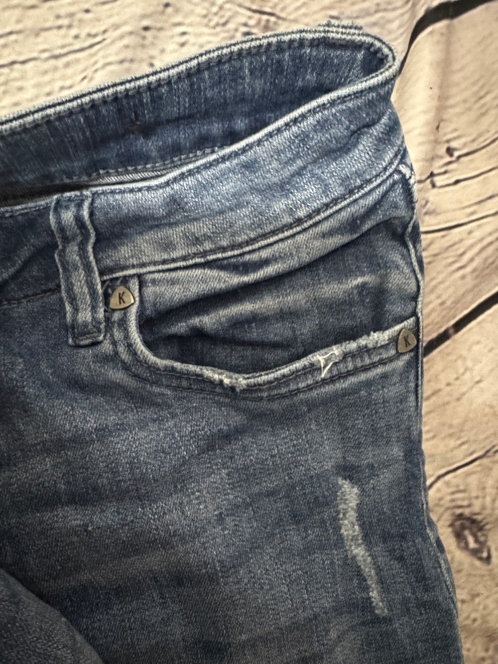KUT from the Kloth Classic Mid Wash Women’s Jeans cropped slight distress - Picture 2 of 11